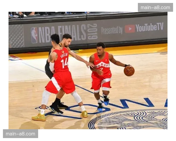 现场：雨战导致皮球湿滑，双方半场合计出现15次传球失误